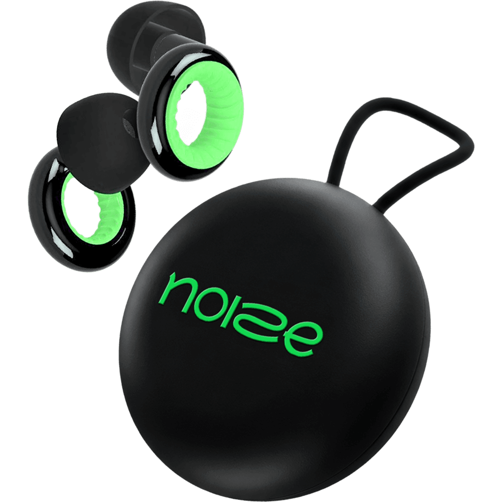 Par de protetores auriculares Noize Protect ao lado do estojo de transporte preto com cordão e das borrachas extras.